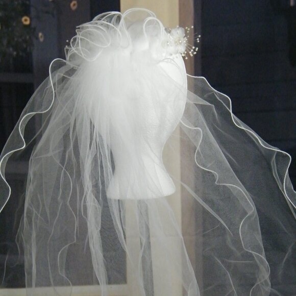 Diadème pour première communion avec voile et petite fleurs pour fillette. - Picture 5 of 7